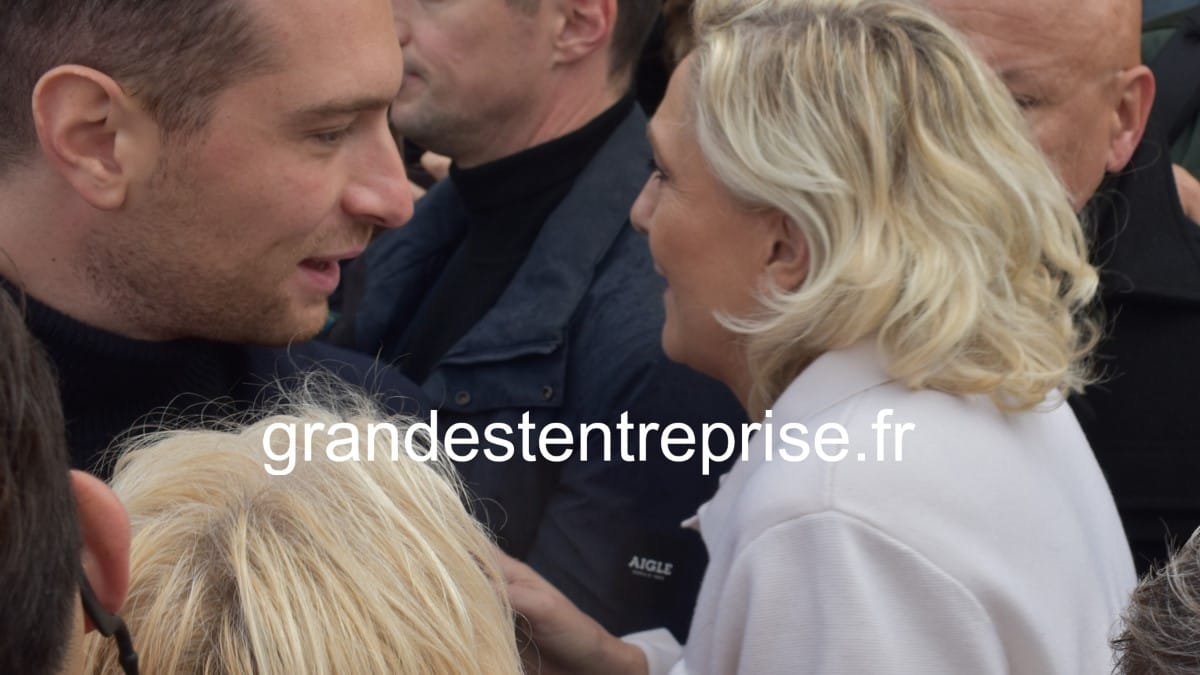Marine Le Pen et Jordan Bardella rencontrent les visiteurs de la foire