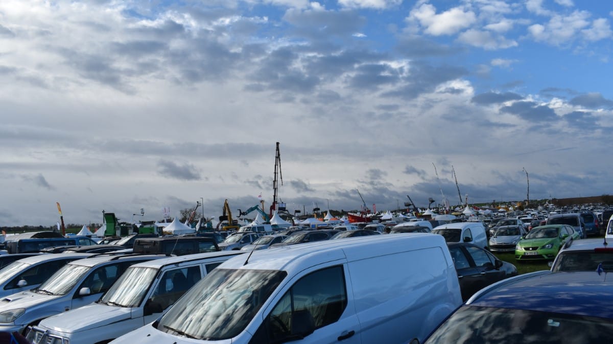Vue du vaste parking de la Foire de Poussay dans les Vosges