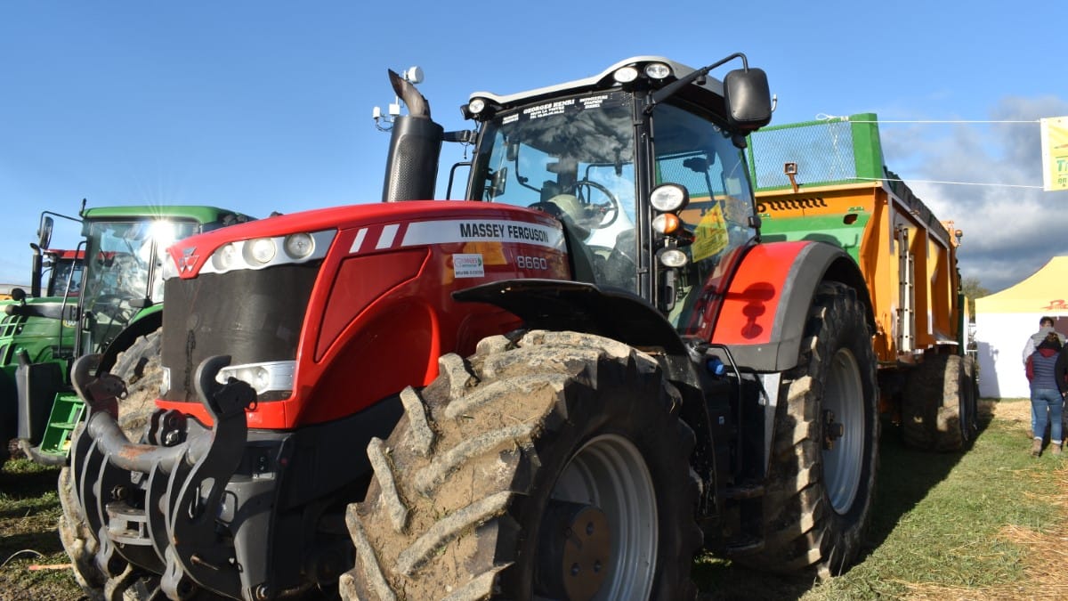 Gros plan sur un tracteur Massey Ferguson rouge exposé dans les Vosges